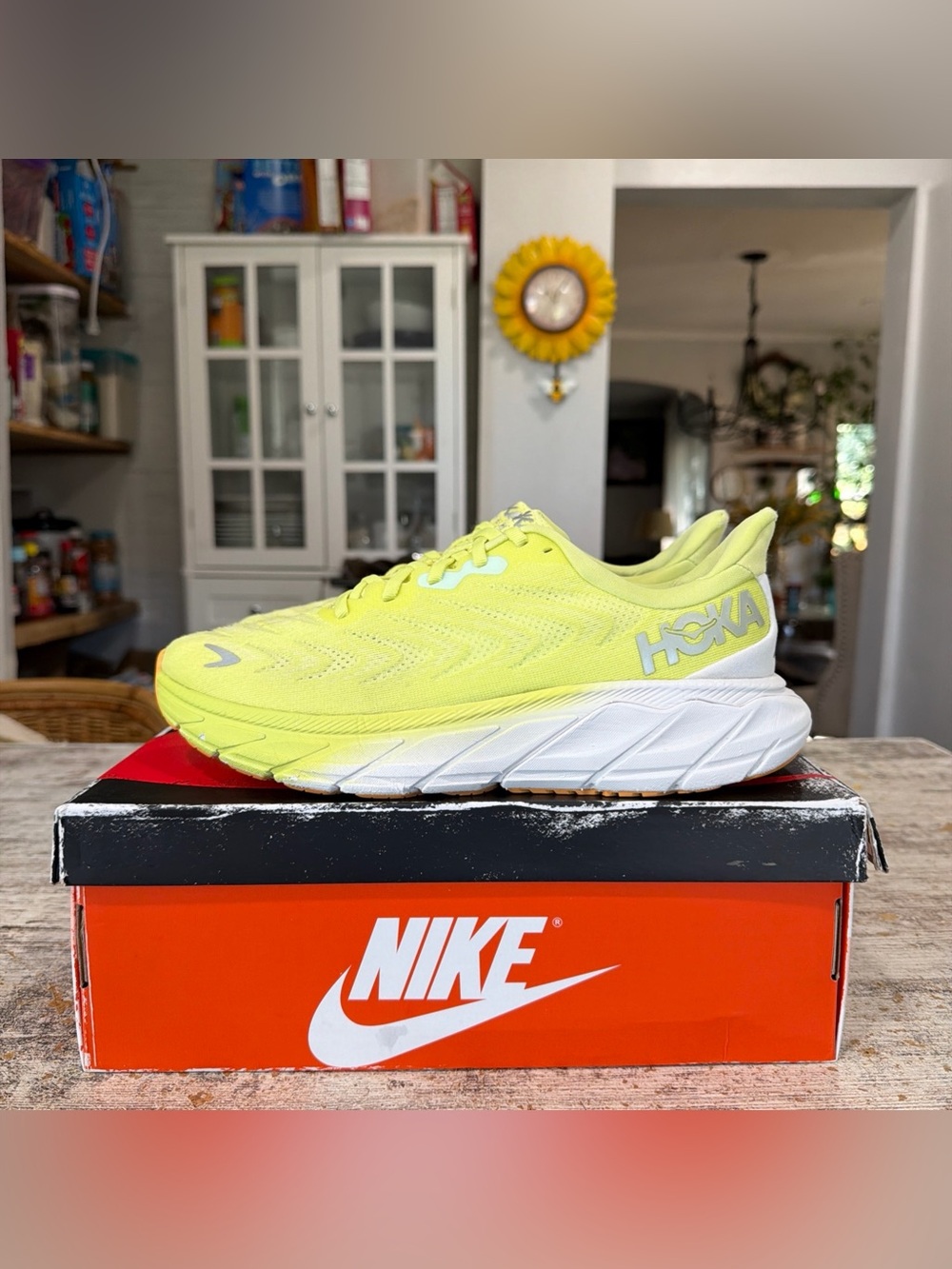 HOKA ONE ONE Arahi 6 Citrus Glow White Athletic Running Shoes Womens Size 8.5